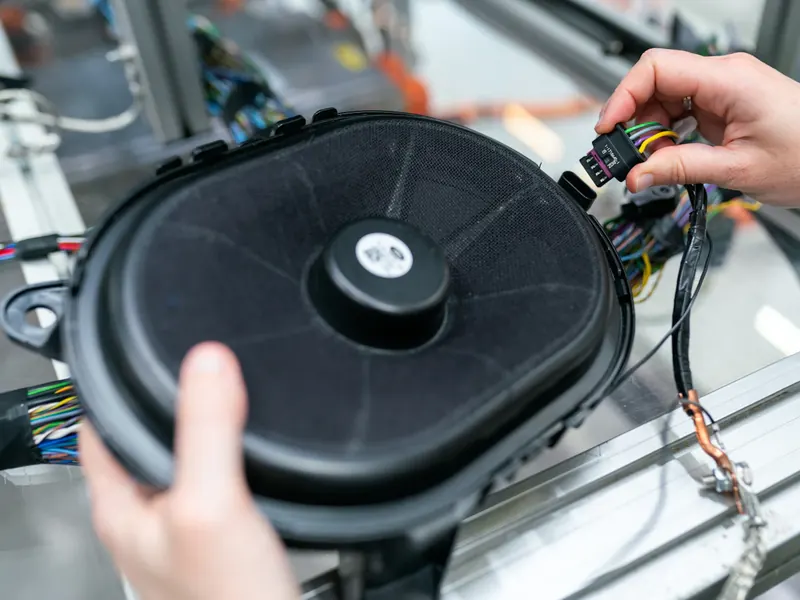 Teknisyenin hoparlörü test edip bağlantısını kontrol etmesi