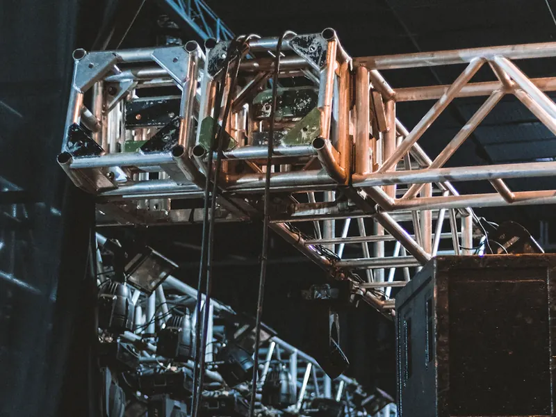 Truss konstrüksiyonu ve askıdaki sahne ışıkları