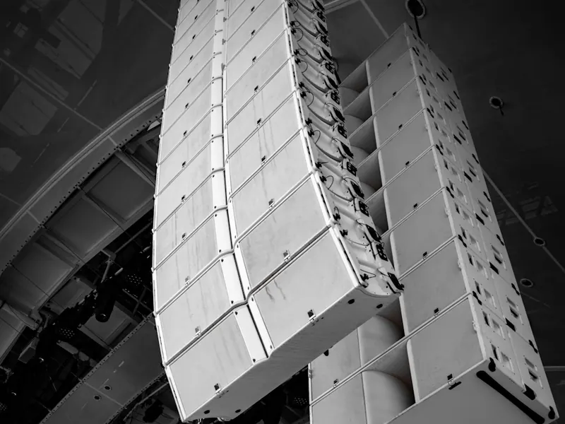 Salon tavanına asılmış line-array hoparlör dizileri