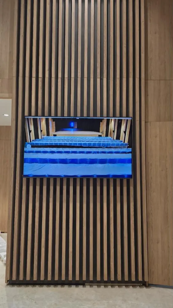 Büyük salon fuaye alanı bilgilendirme televizyonları