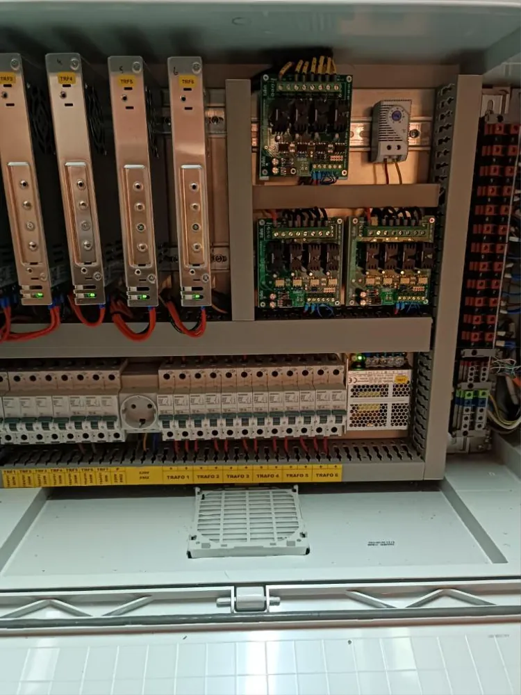 Küçük salonun dim edilebilir LED genel aydınlatmasının kontrol panosu